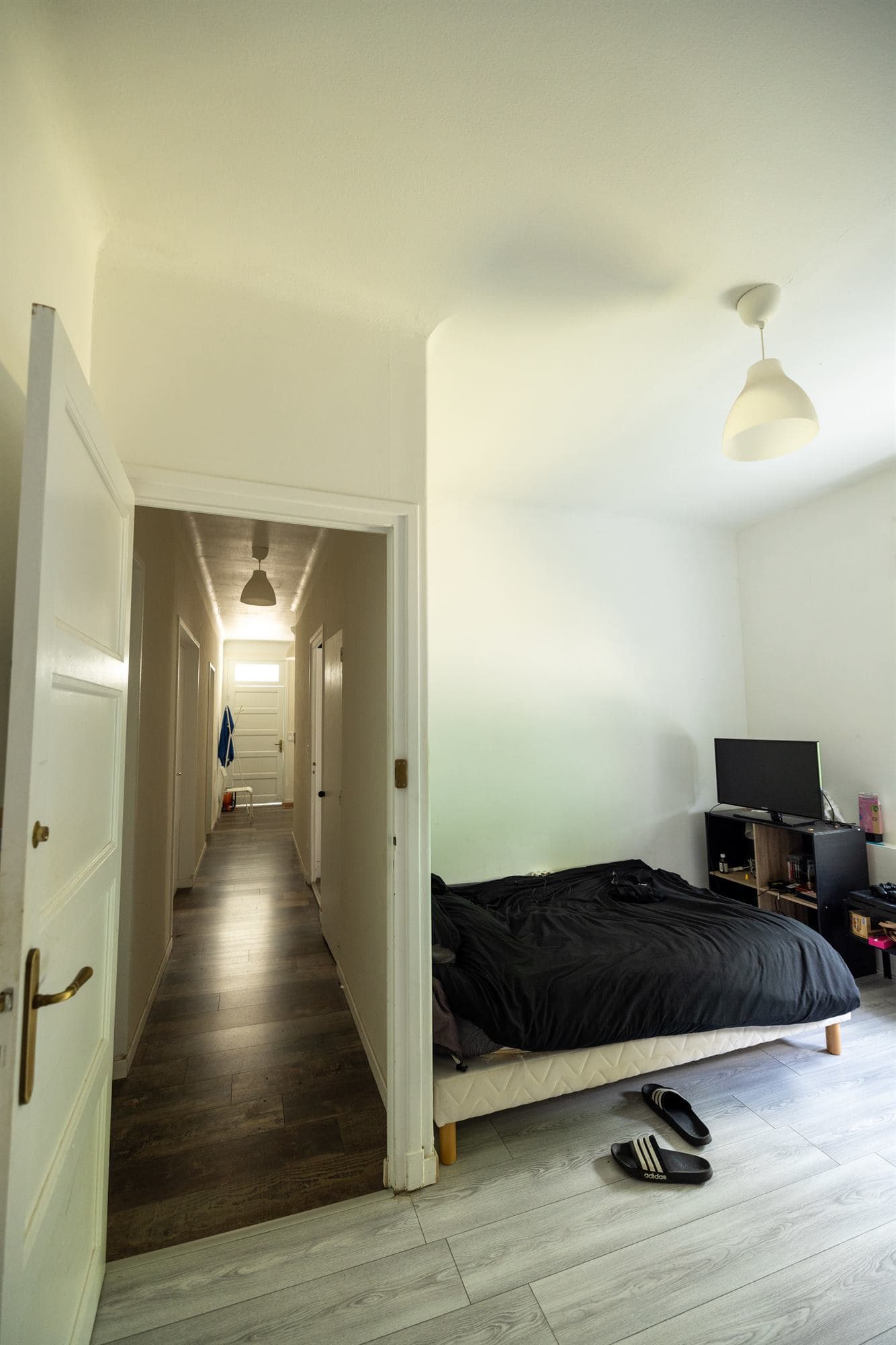 Chambre en colocation à Redon - Chambre avec coin TV, bureau et rangements