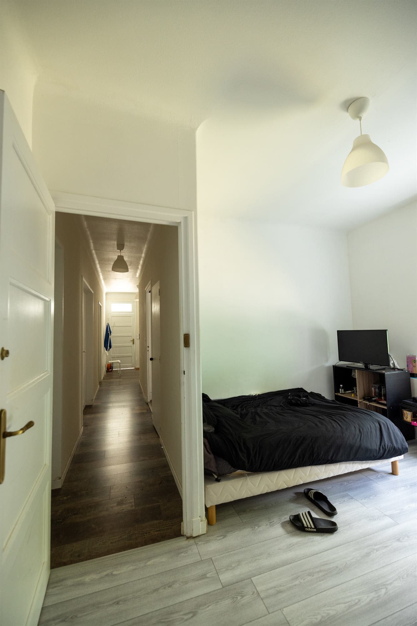 Chambre en colocation à Redon - Chambre avec coin TV, bureau et rangements - miniature 2