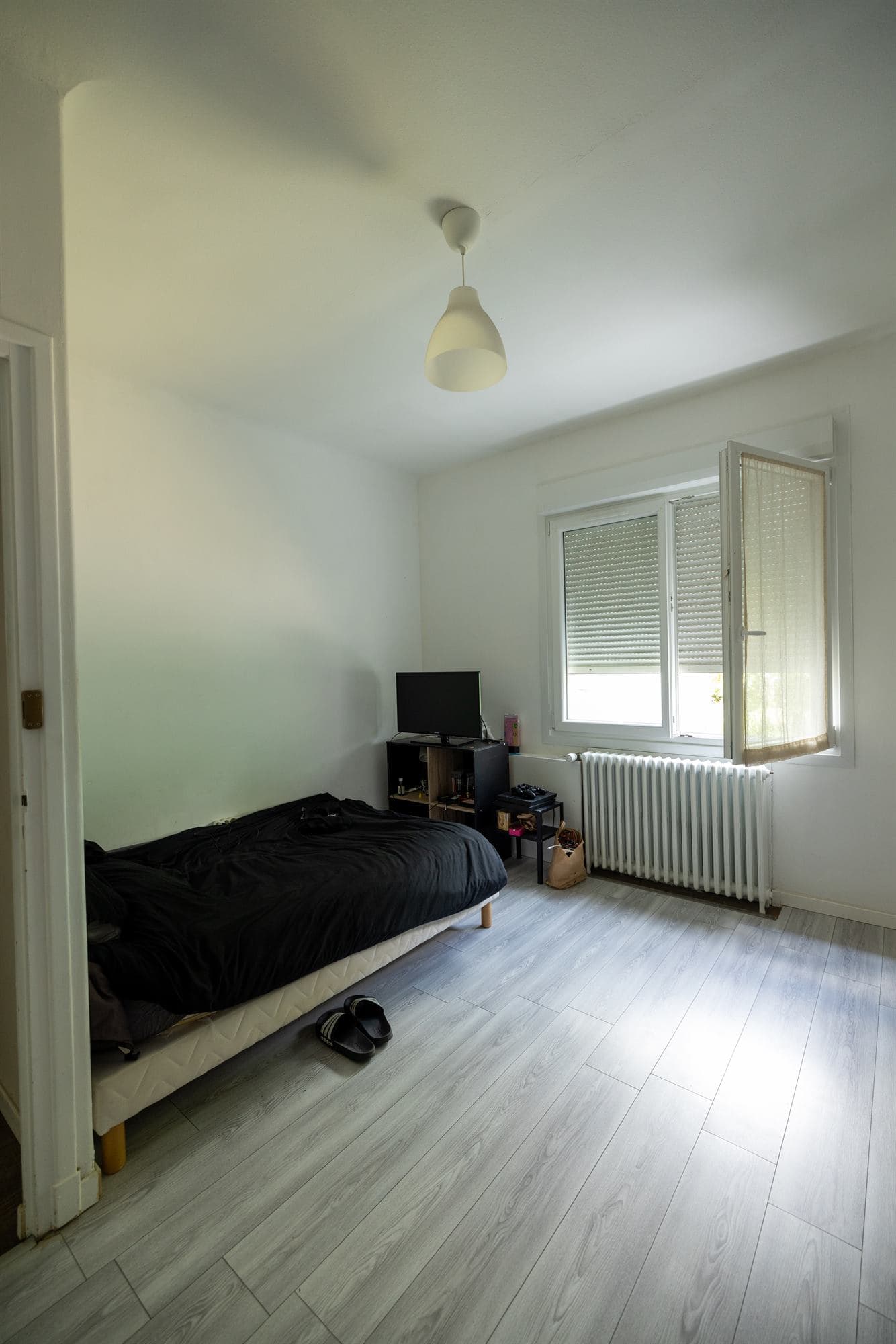 Chambre en colocation à Redon - Chambre avec coin TV, bureau et rangements - miniature 3