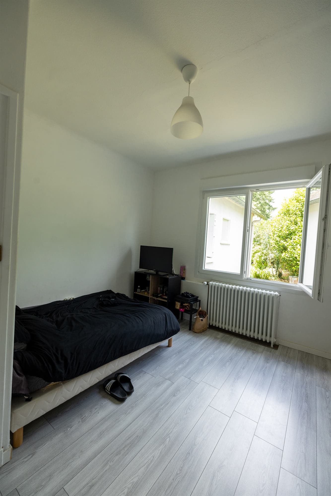 Chambre en colocation à Redon - Chambre avec coin TV, bureau et rangements - miniature 4