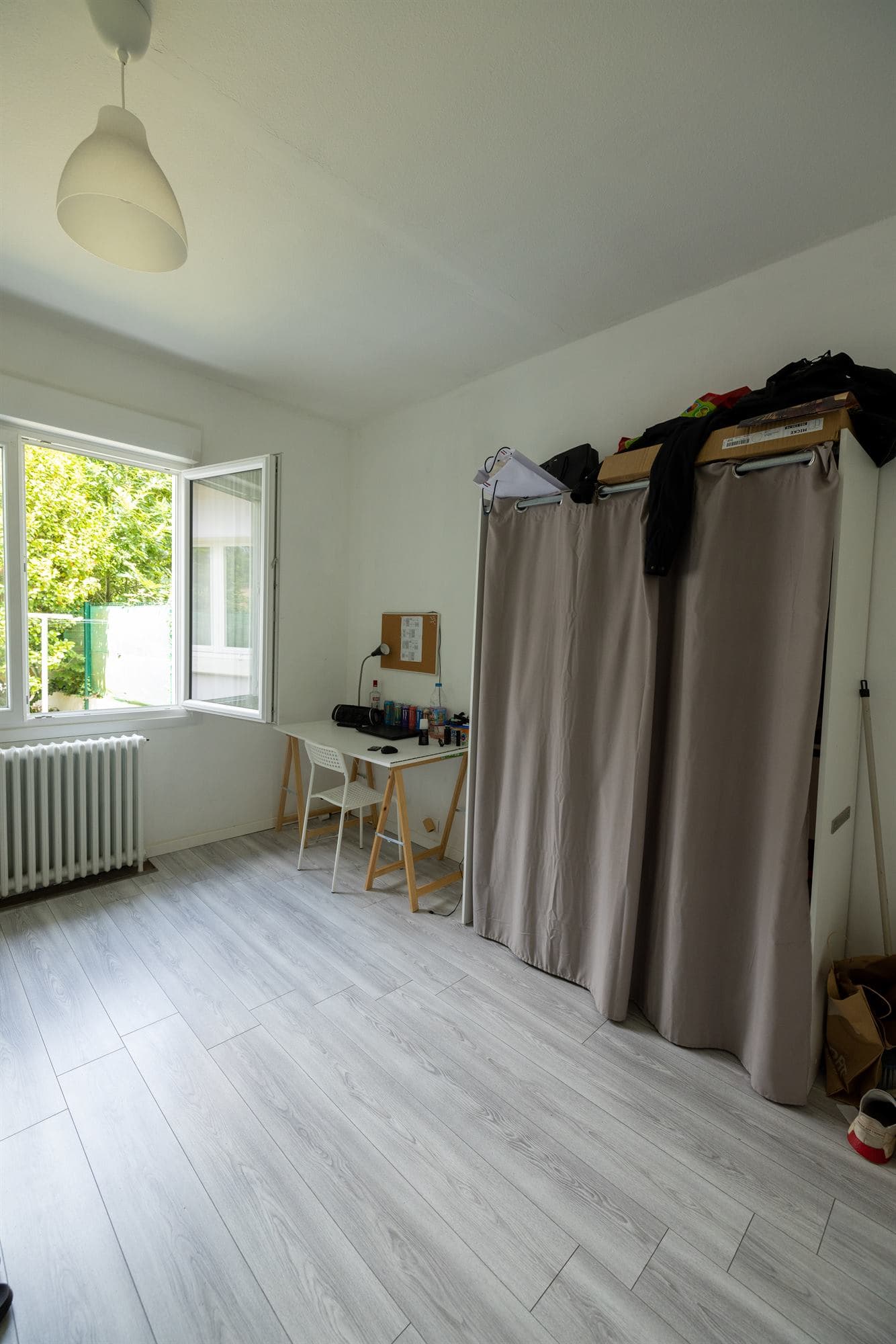 Chambre en colocation à Redon - Chambre avec coin TV, bureau et rangements - miniature 5