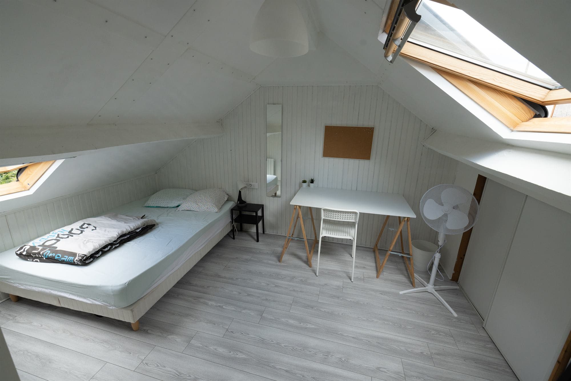 Chambre en colocation à Redon - Chambre mansardée lumineuse avec velux et bureau - miniature 2