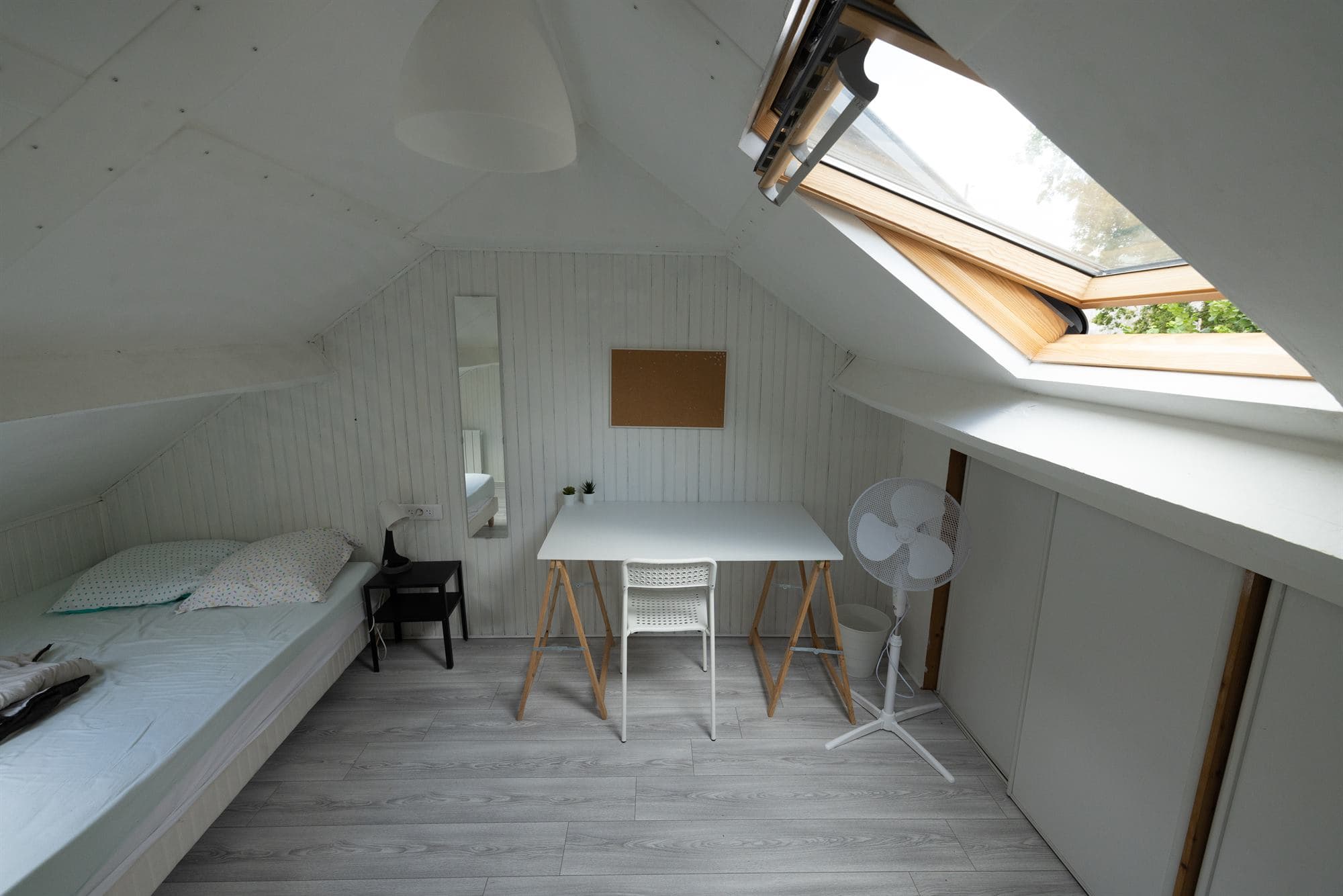 Chambre en colocation à Redon - Chambre mansardée lumineuse avec velux et bureau - miniature 3