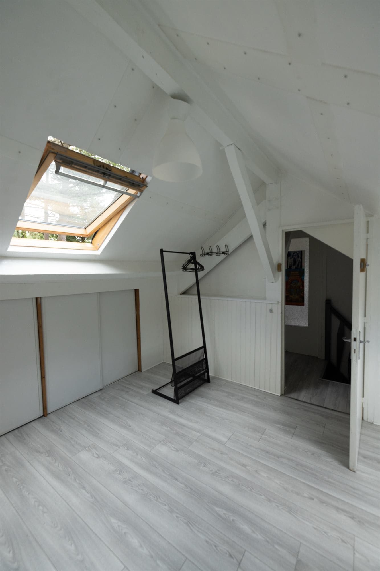 Chambre en colocation à Redon - Chambre mansardée lumineuse avec velux et bureau - miniature 4