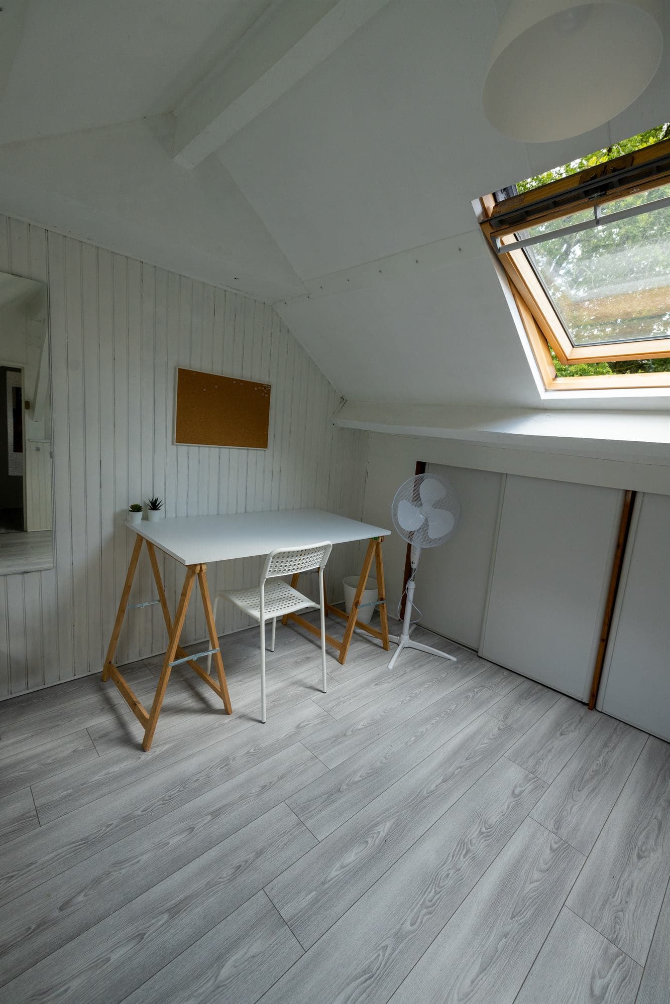 Chambre en colocation à Redon - Chambre mansardée lumineuse avec velux et bureau - miniature 5