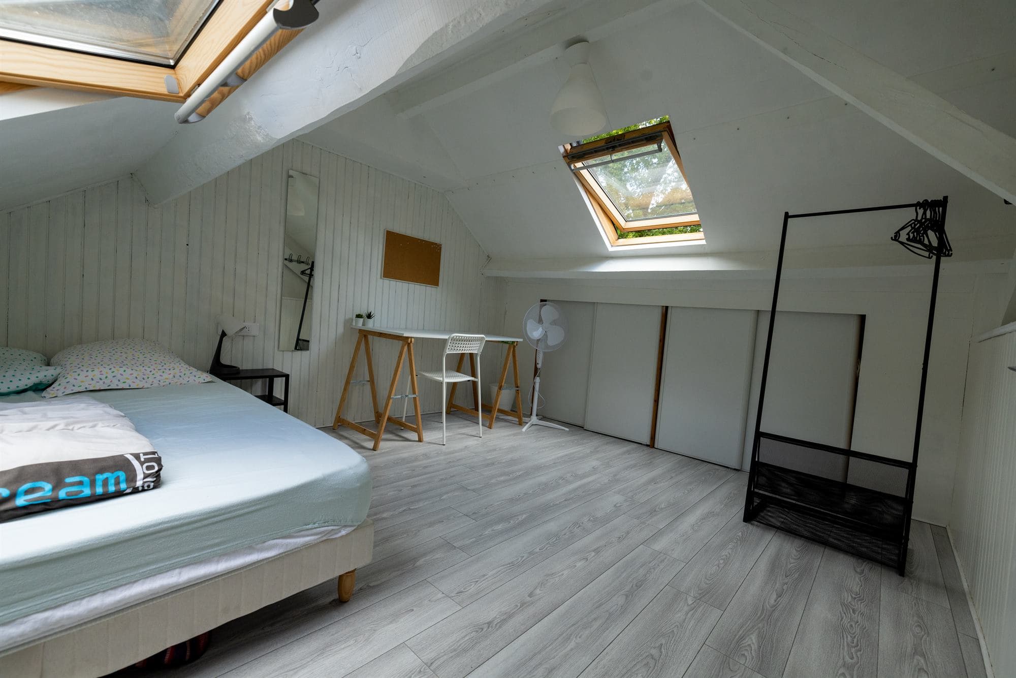 Chambre en colocation à Redon - Chambre mansardée lumineuse avec velux et bureau - miniature 6