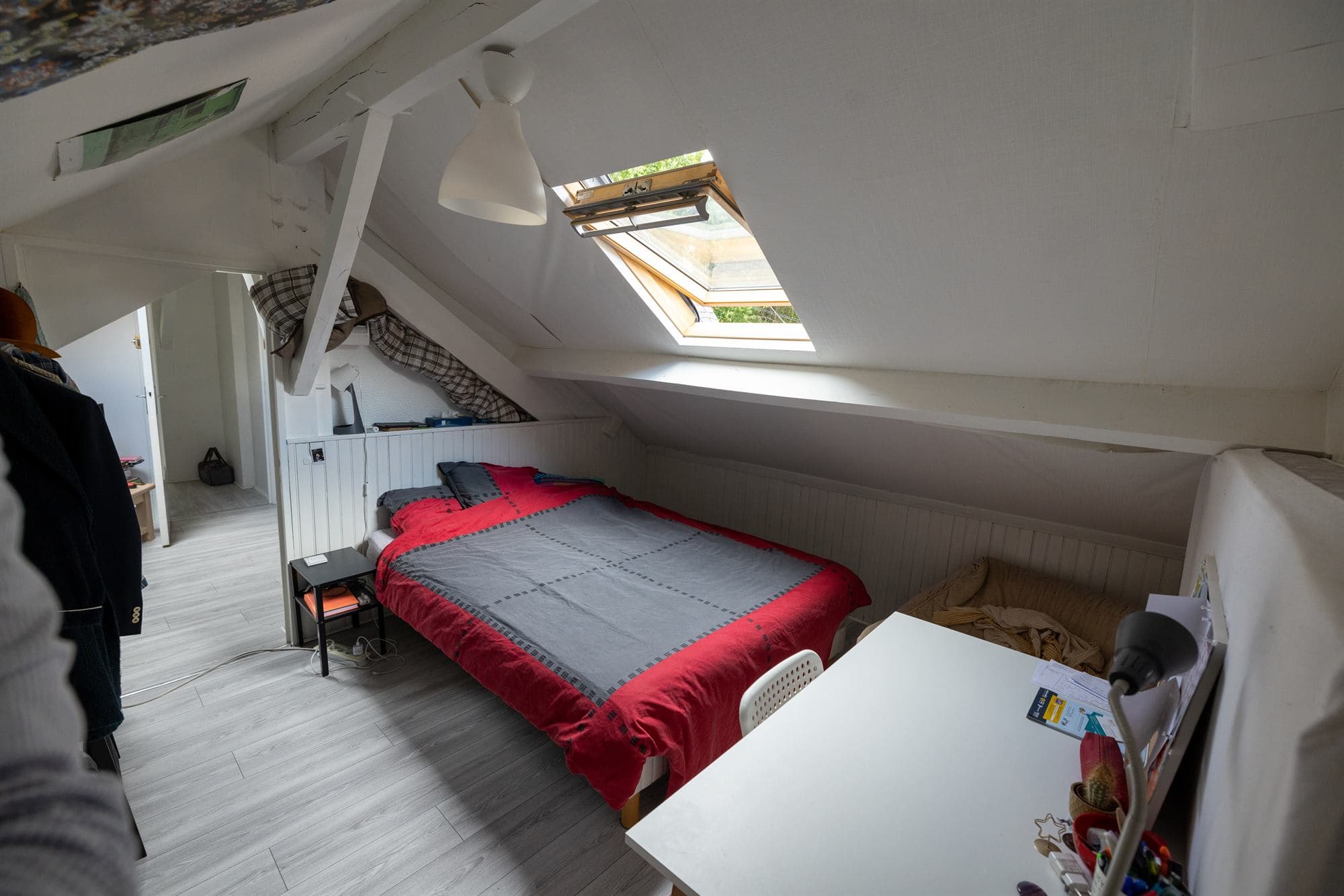 Chambre en colocation à Redon - Grande chambre mansardée avec coin détente - miniature 3