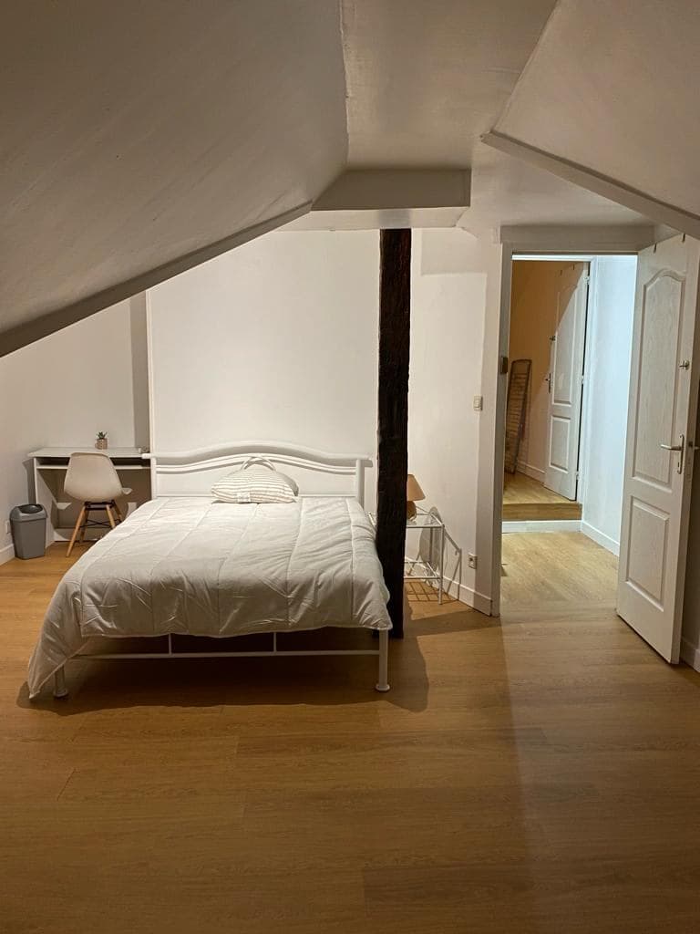 Chambre en colocation à Redon - Chambre de caractère avec poutres apparentes - miniature 3