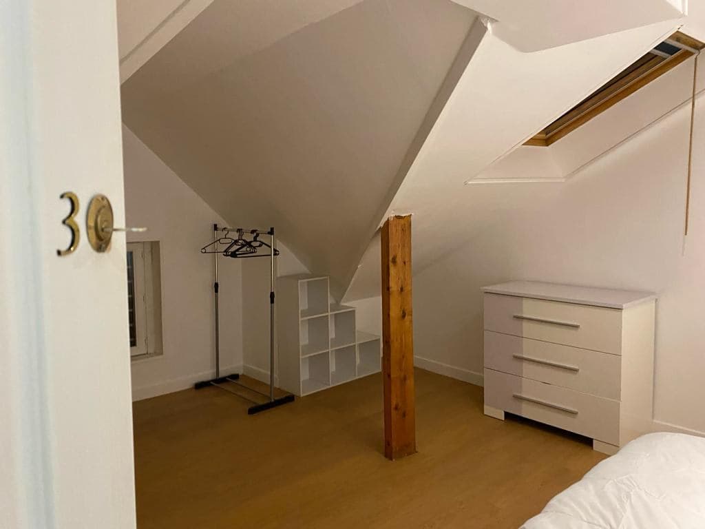 Chambre en colocation à Redon - Grande chambre mansardée : poutres, velux, bureau et commode - miniature 2