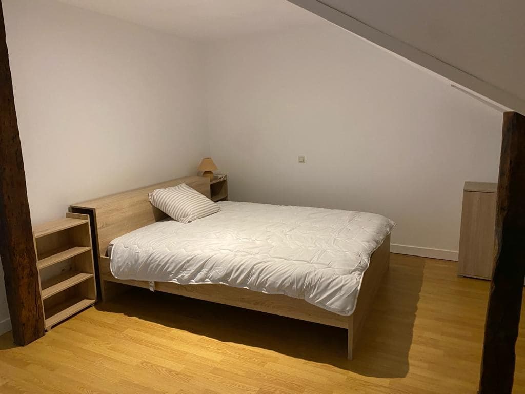 Chambre en colocation à Redon - Grande chambre mansardée : poutres, velux, bureau et commode - miniature 3
