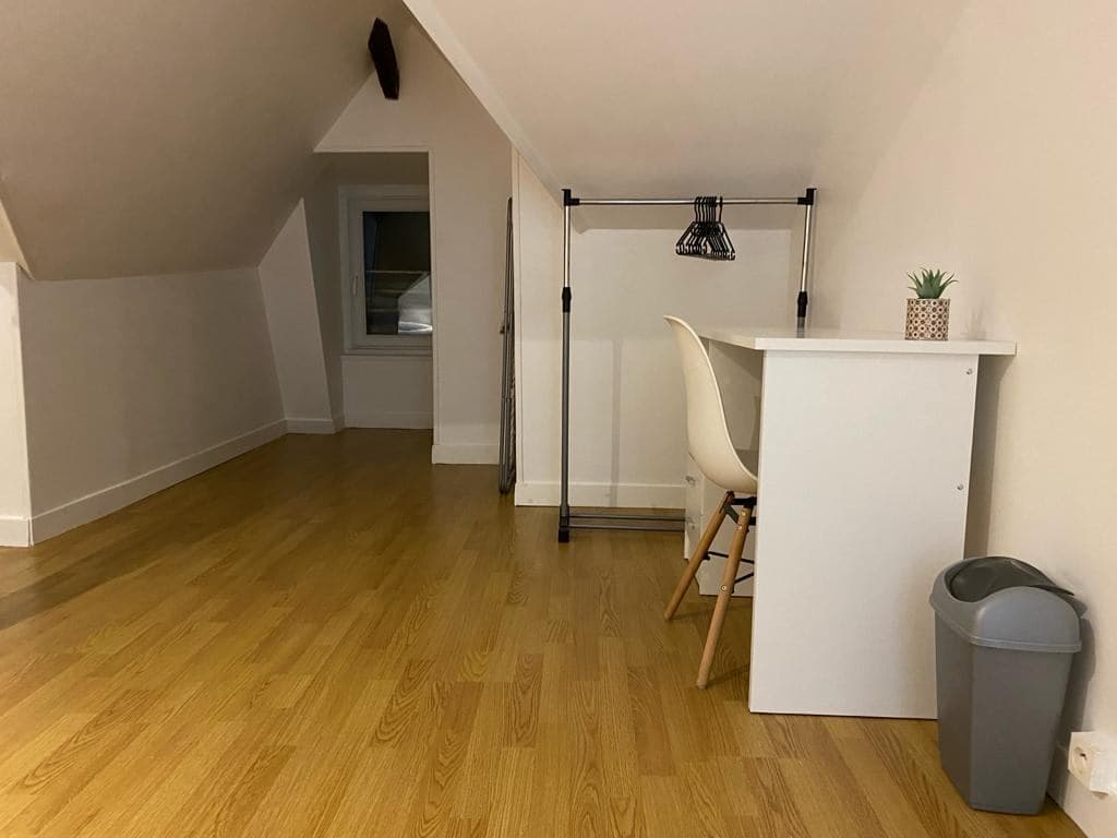Chambre en colocation à Redon - Grande chambre mansardée : poutres, velux, bureau et commode - miniature 4