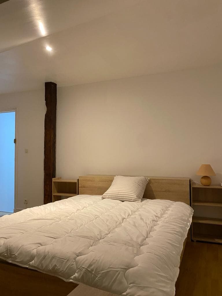 Chambre en colocation à Redon - Grande chambre mansardée : poutres, velux, bureau et commode - miniature 5