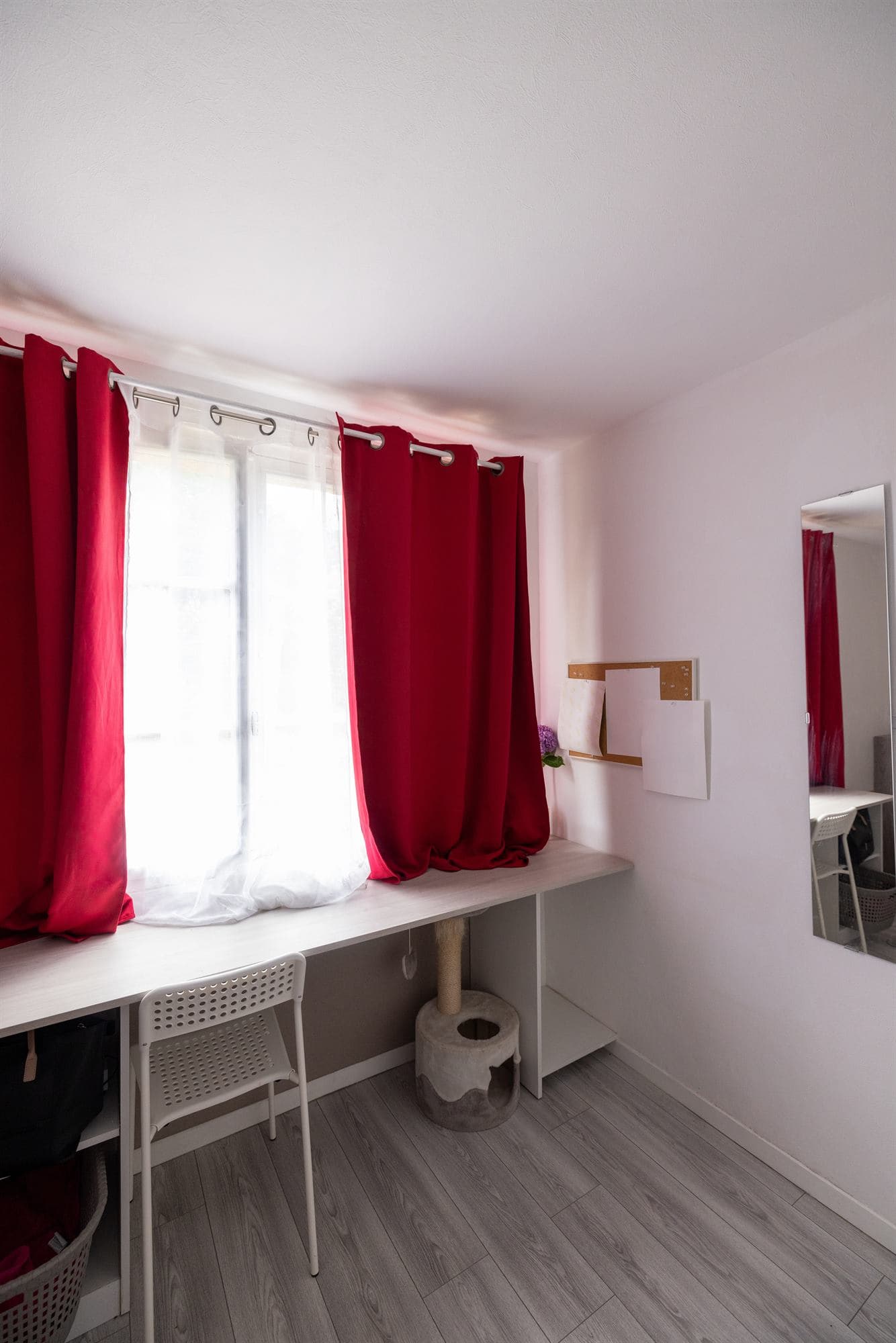 Studio indépendant à Redon - Espace nuit séparé par des doubles rideaux - miniature 5