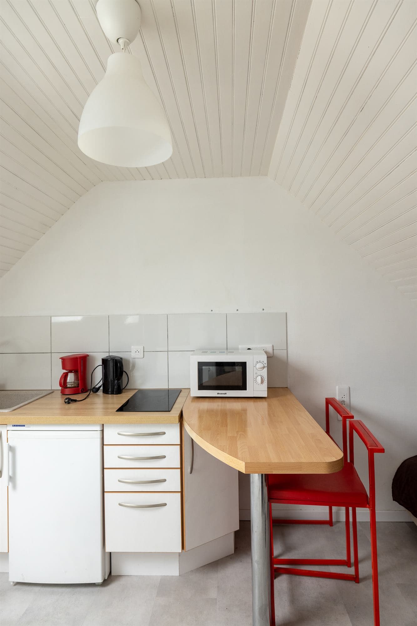 Studio indépendant à Redon - Studio mansardé sous les toits, velux et kitchenette équipée - miniature 2