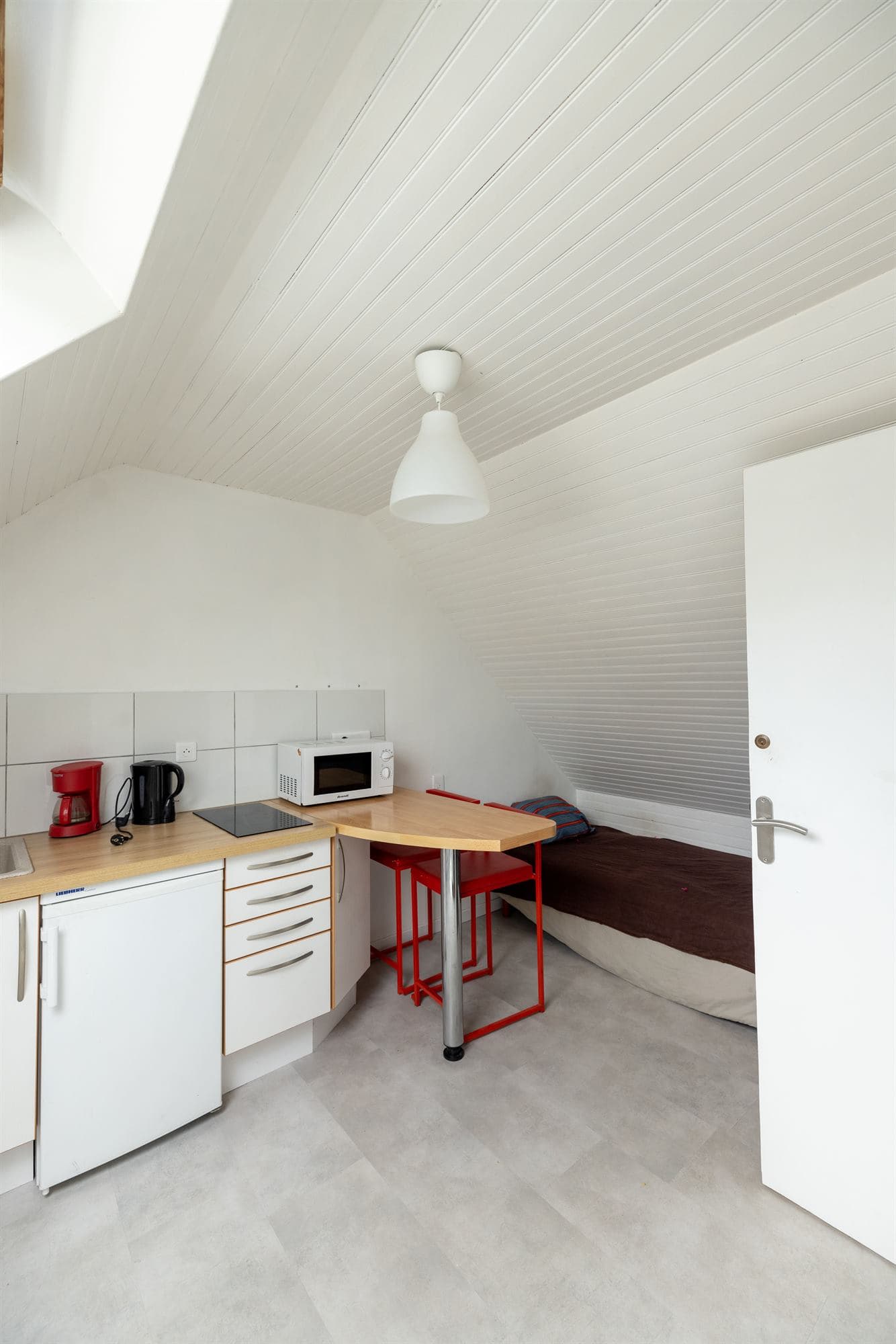 Studio indépendant à Redon - Studio mansardé sous les toits, velux et kitchenette équipée - miniature 3