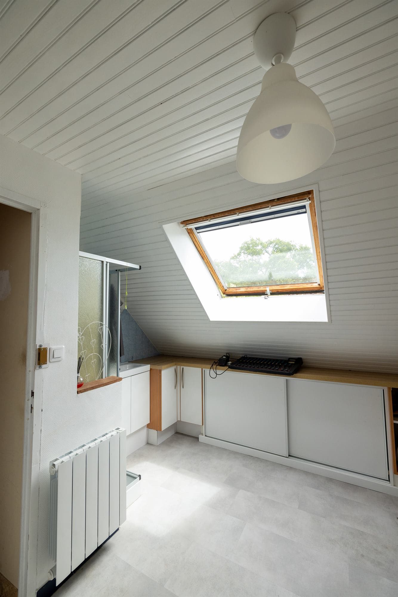Studio indépendant à Redon - Studio mansardé sous les toits, velux et kitchenette équipée - miniature 4