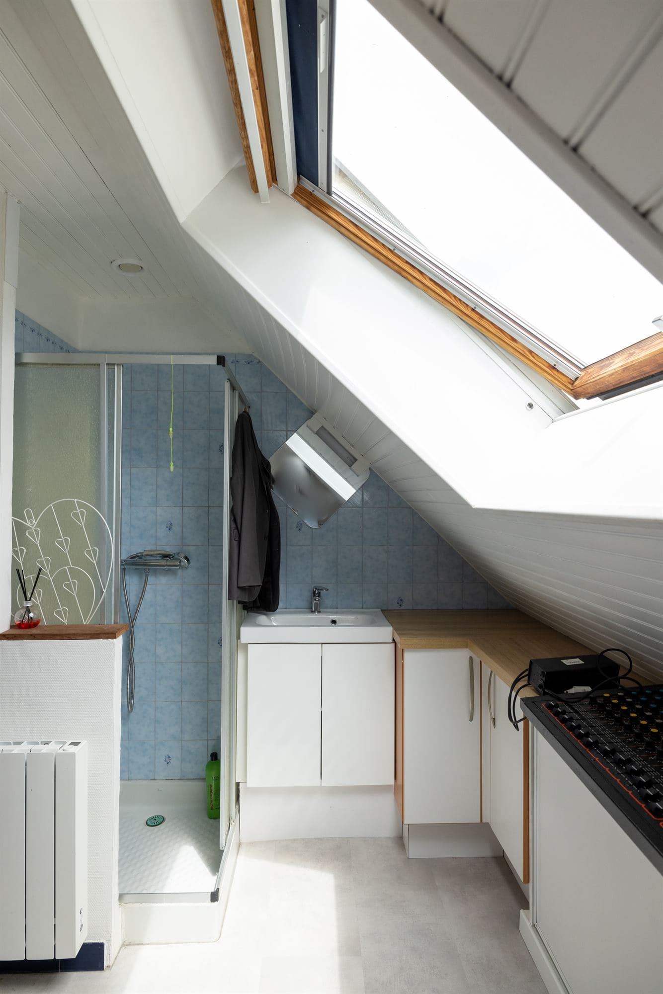 Studio indépendant à Redon - Studio mansardé sous les toits, velux et kitchenette équipée - miniature 5
